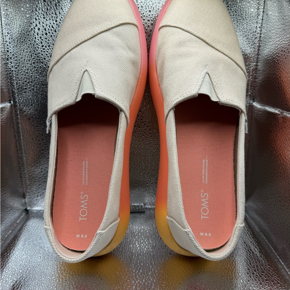 Tom’s slip on canvas shoes women’s 8.5